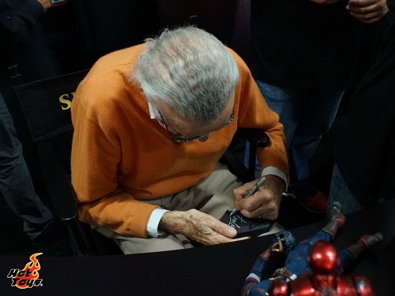Hot Toys - Living Legend Stan Lee Visits Hot Toys at SDCC2015_4.jpg