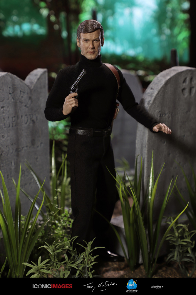 DID Roger Moore Officially Licensed Action Figure 2.jpg