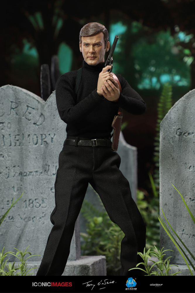 DID Roger Moore Officially Licensed Action Figure 5.jpg