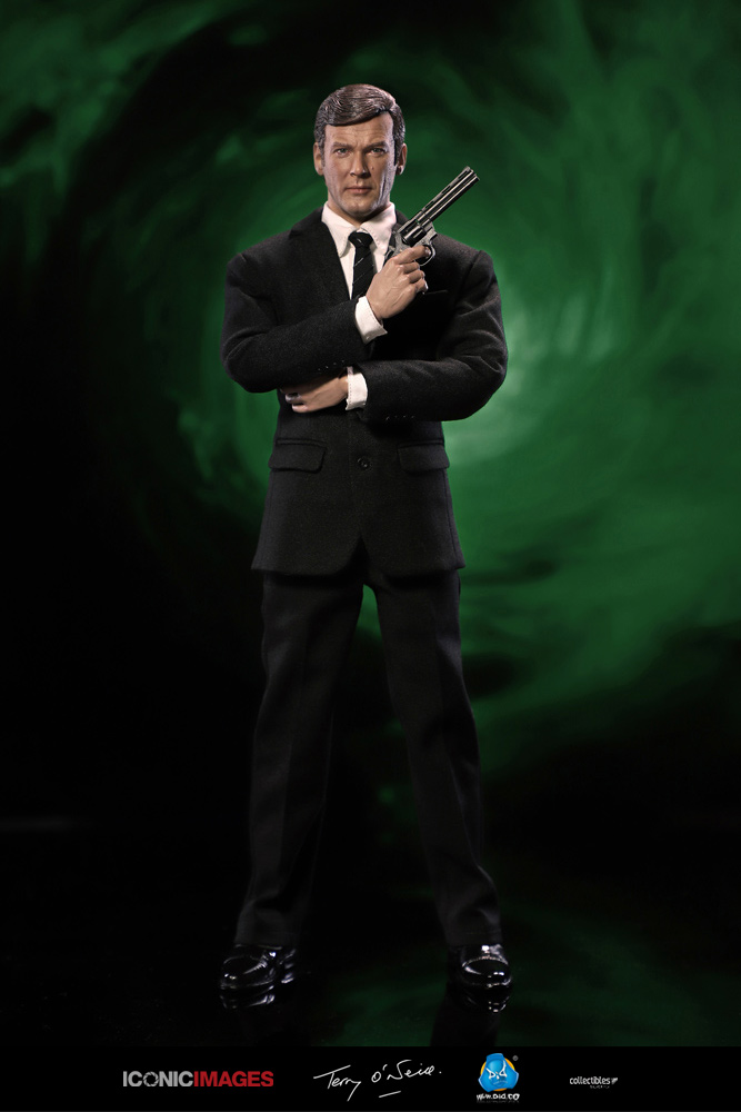 DID Roger Moore Officially Licensed Action Figure 11.jpg