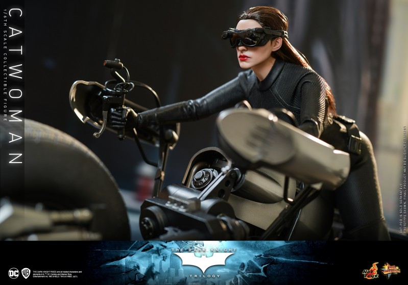 Hot-Toys-TDK-Trilogy-Catwoman-collectible-figure_PR7.jpg
