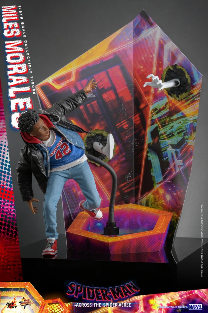 Hot Toys - SMASV - Miles Morales collectible figure_PR2.jpg