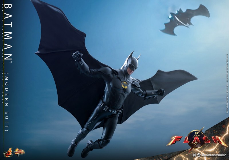 Hot Toys_The Flash_Batman (Modern Suit)_PR8.jpg