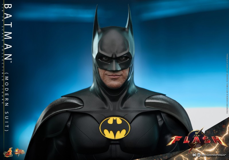 Hot Toys_The Flash_Batman (Modern Suit)_PR11.jpg