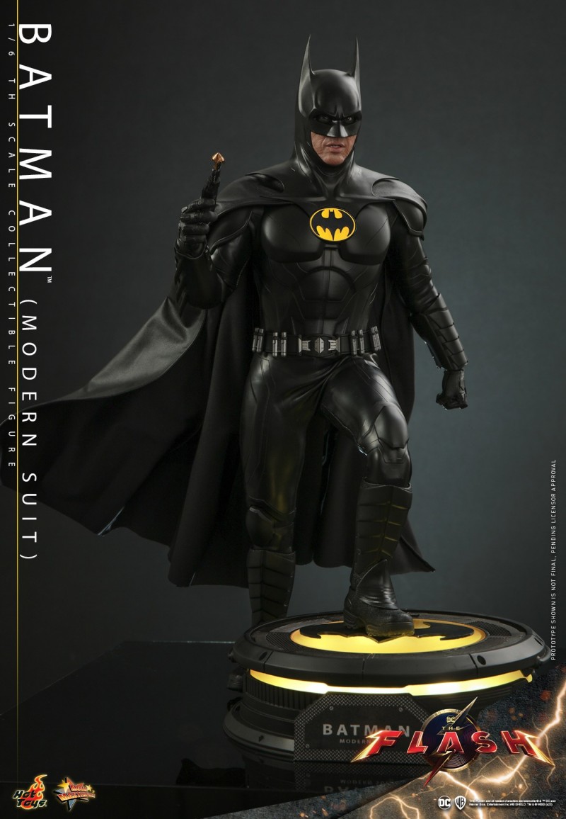 Hot Toys_The Flash_Batman (Modern Suit)_PR18.jpg