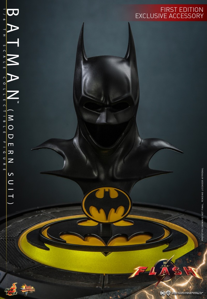 Hot Toys_The Flash_Batman (Modern Suit)_PR21.jpg