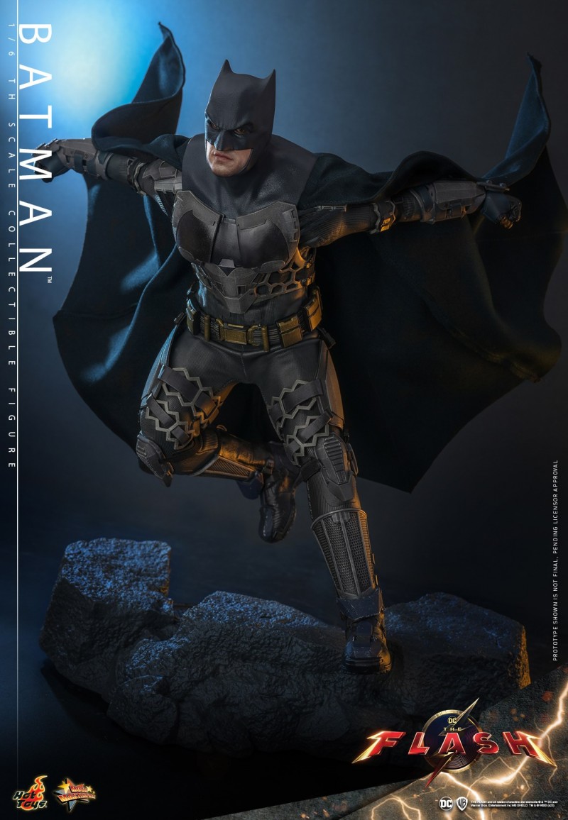 Hot Toys - The Flash - Batman Figure_PR1.jpg