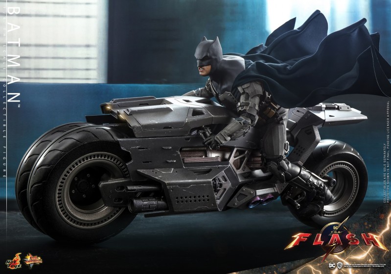 Hot Toys - The Flash - Batman Figure_PR5.jpg